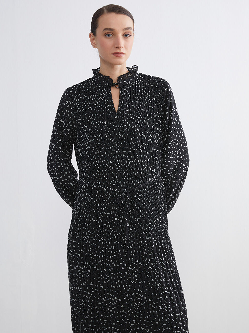 Узорчатое платье с оборками и воротником на завязках.-1