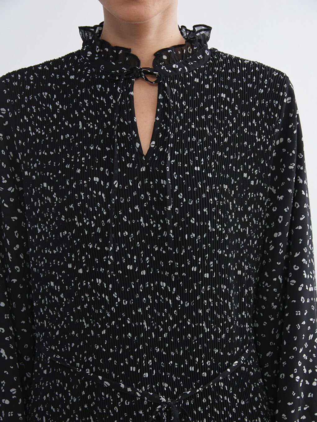 Узорчатое платье с оборками и воротником на завязках.-2