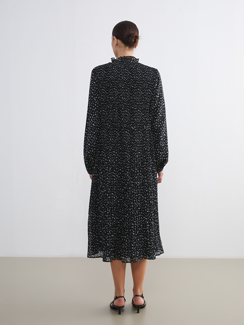 Узорчатое платье с оборками и воротником на завязках.-3