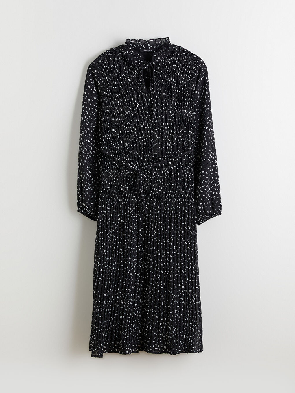 Узорчатое платье с оборками и воротником на завязках.-4