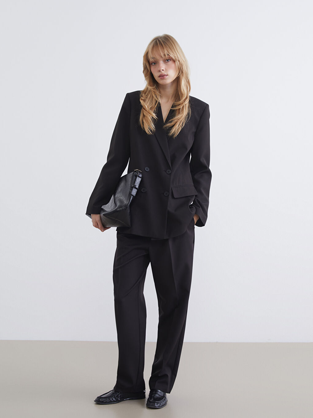 Ženski sako od krep materijala sa dvorednim reverima.-1