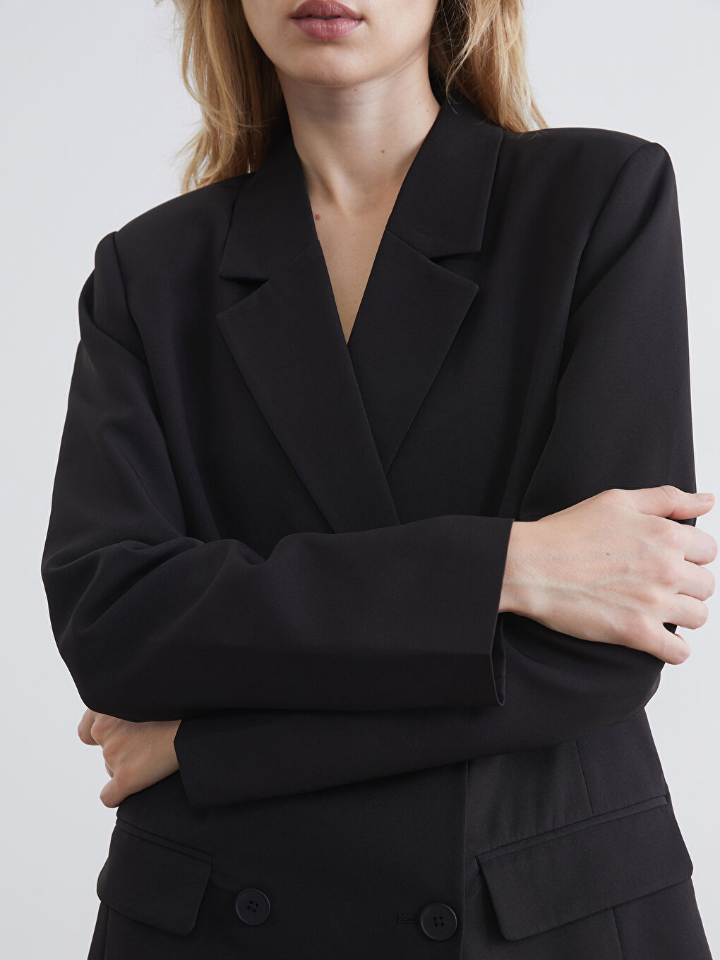 Ženski sako od krep materijala sa dvorednim reverima.-2