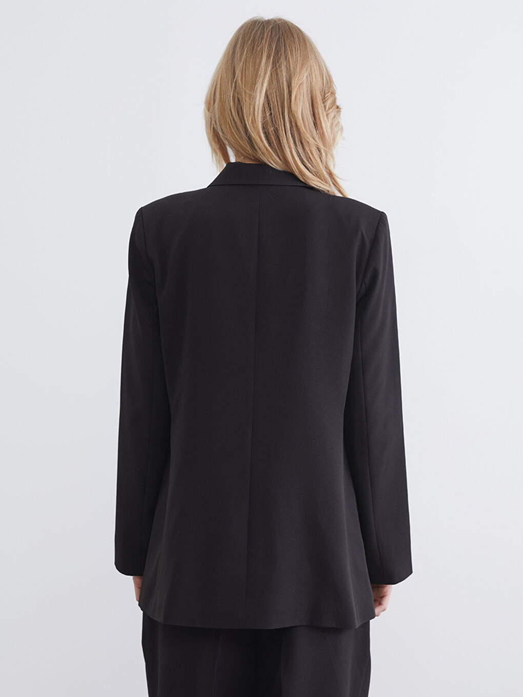 Ženski sako od krep materijala sa dvorednim reverima.-3