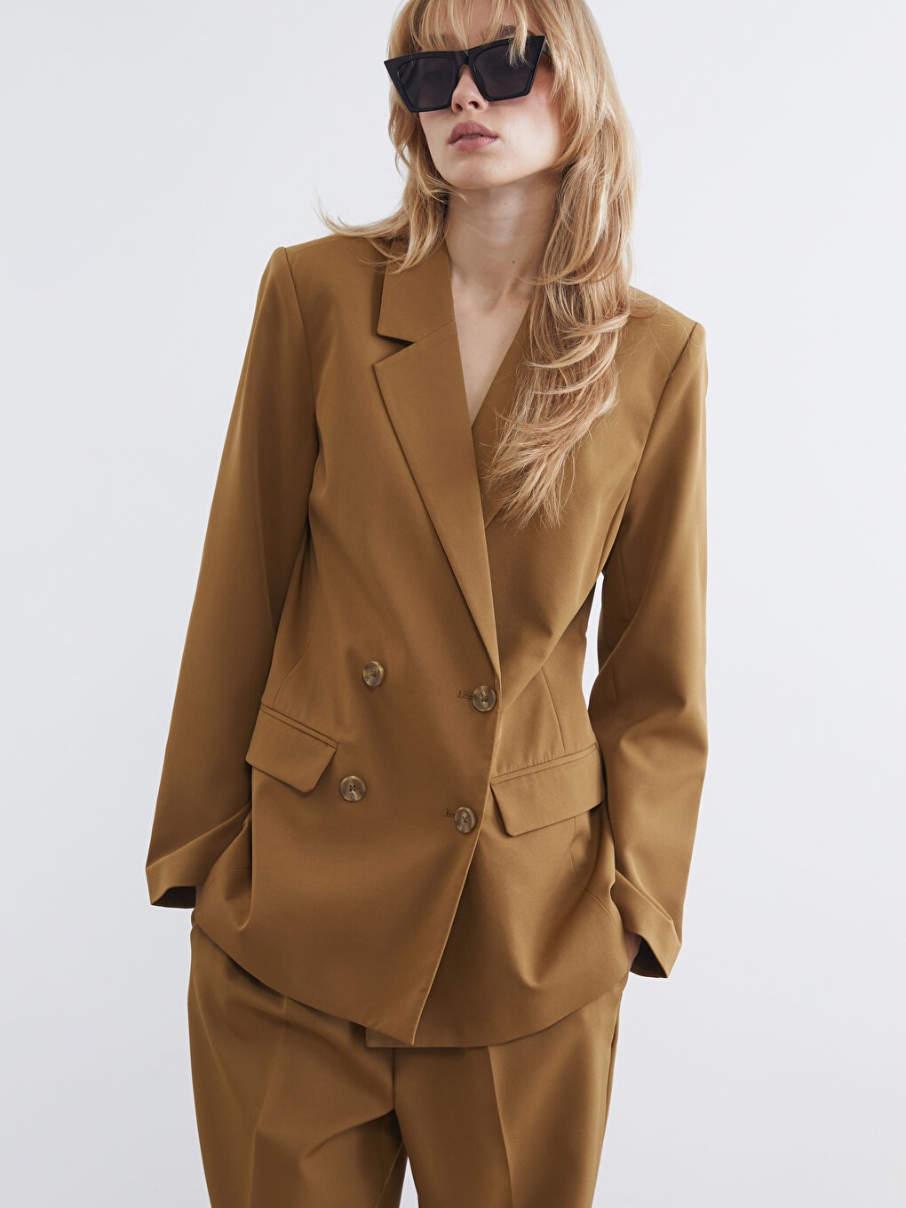 Ženski sako od krepa sa preklopom na prednjoj strani