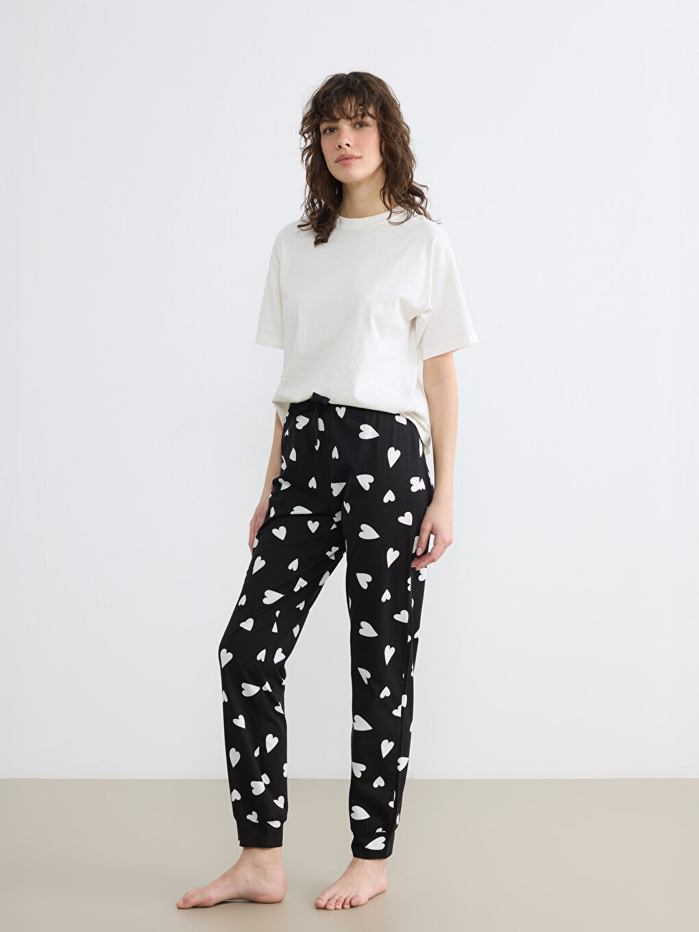 Pantaloni de pijama tip jogger pentru femei cu imprimeu de inimioare