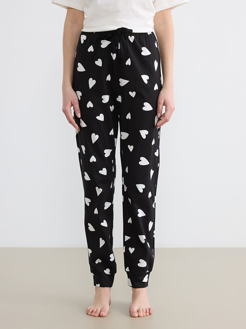 Pantaloni de pijama tip jogger pentru femei cu imprimeu de inimioare-2