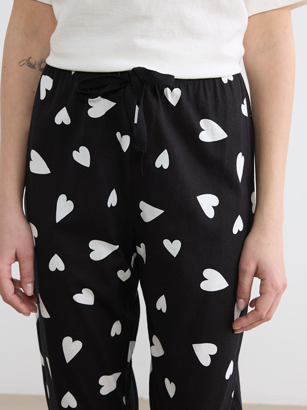 Pantaloni de pijama tip jogger pentru femei cu imprimeu de inimioare-3