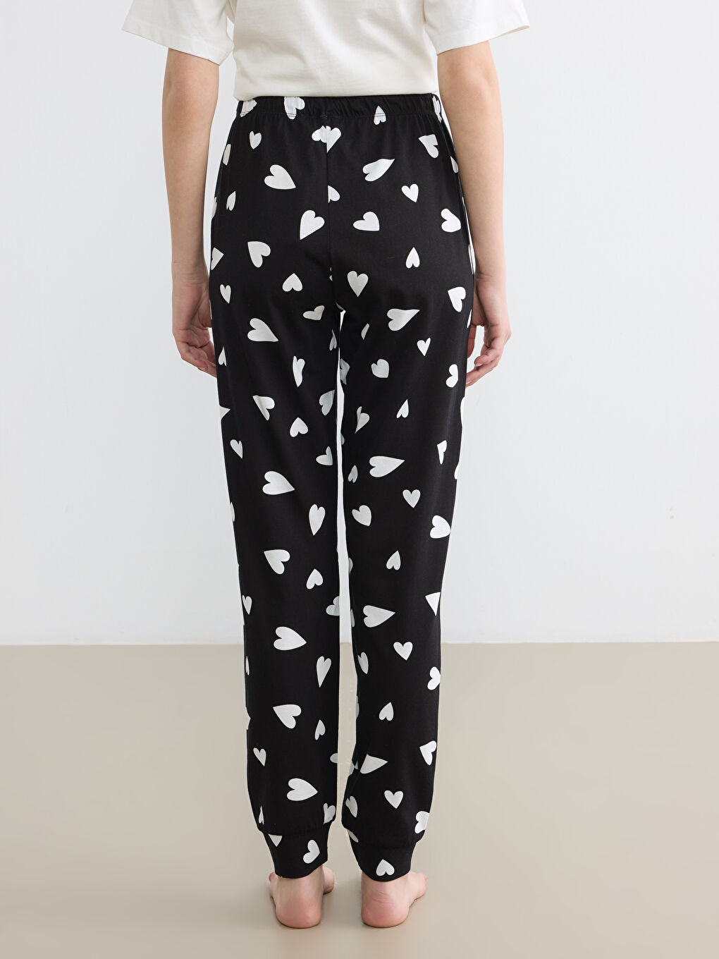 Pantaloni de pijama tip jogger pentru femei cu imprimeu de inimioare-4