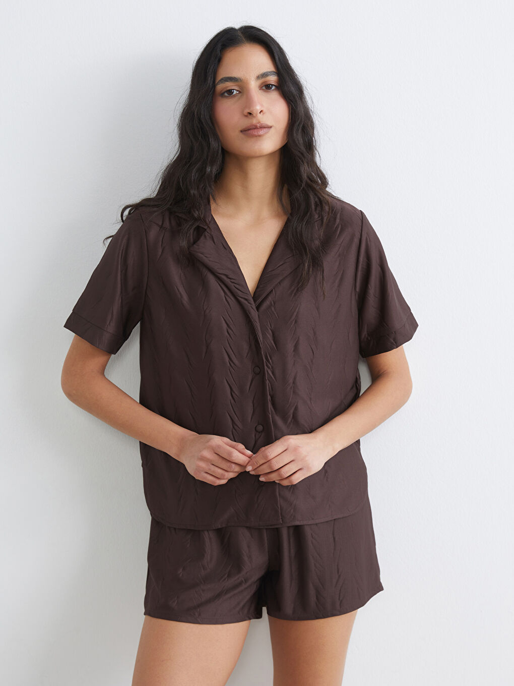 Kahverengi Gömlek Yaka Desenli Kadın Şortlu Pijama Takımı-1