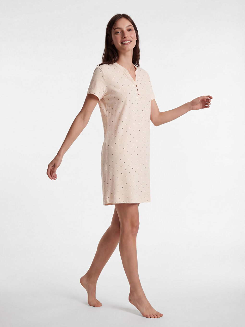 قميص نوم نسائي بنمط نقشة البولكا دوت بياقة بشق-1