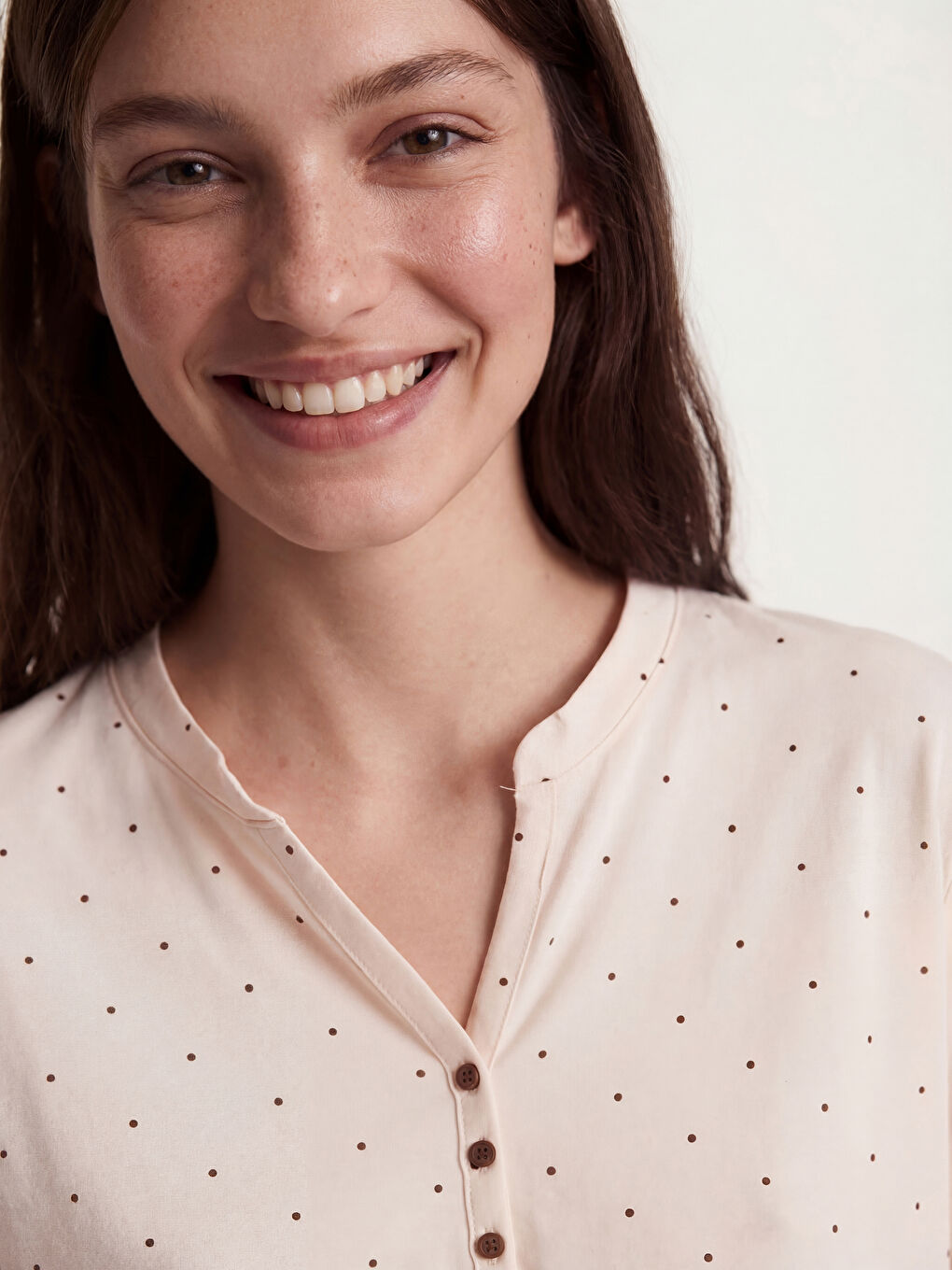 قميص نوم نسائي بنمط نقشة البولكا دوت بياقة بشق-3