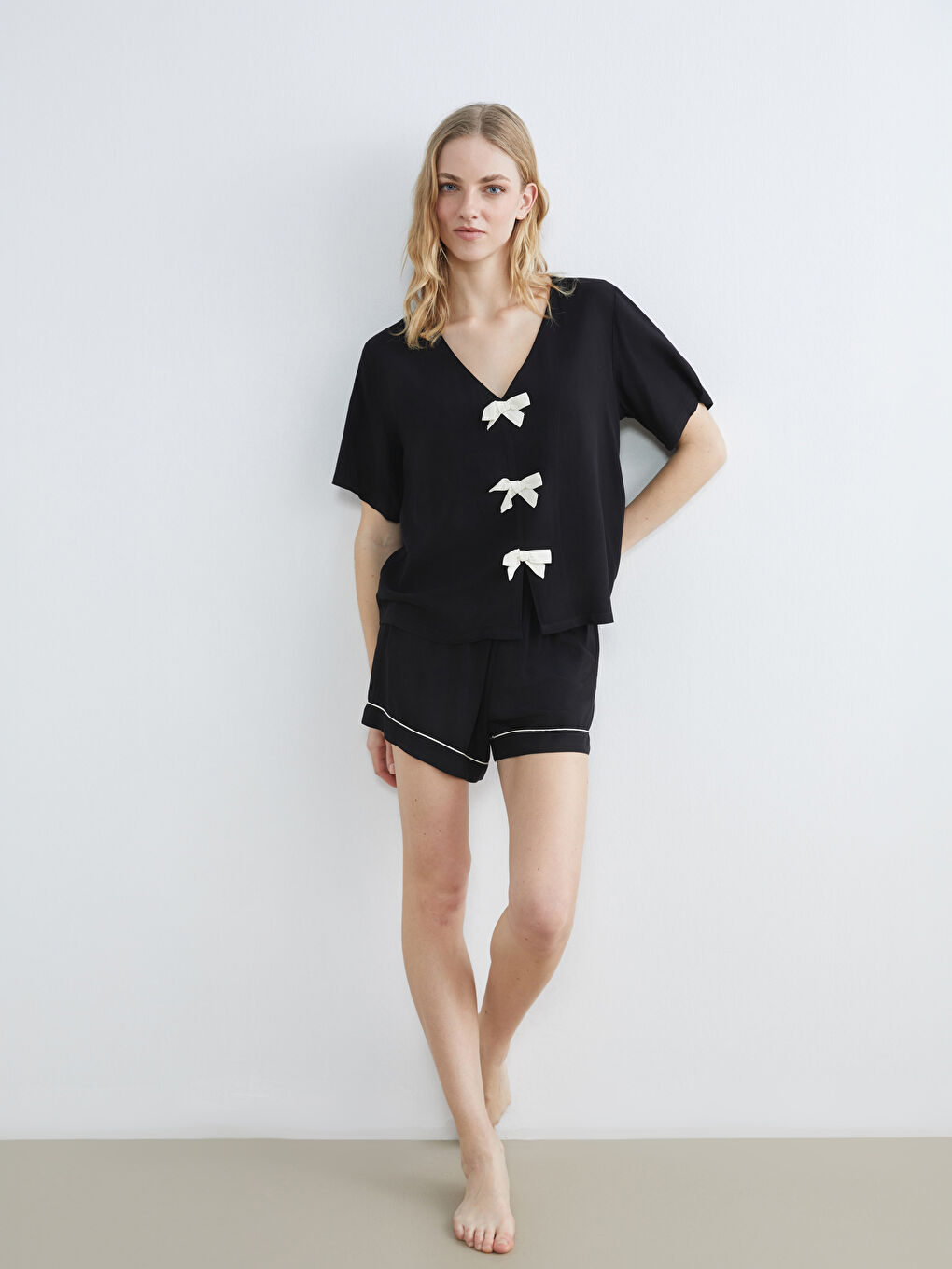 Siyah V Yaka Fiyonk Detaylı Kadın Şortlu Pijama Takımı