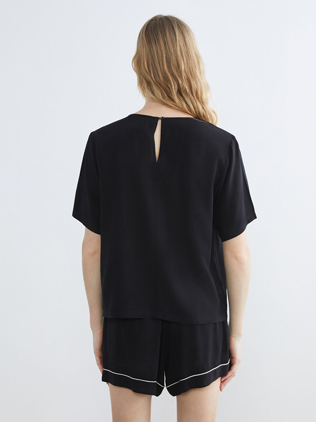Siyah V Yaka Fiyonk Detaylı Kadın Şortlu Pijama Takımı-3