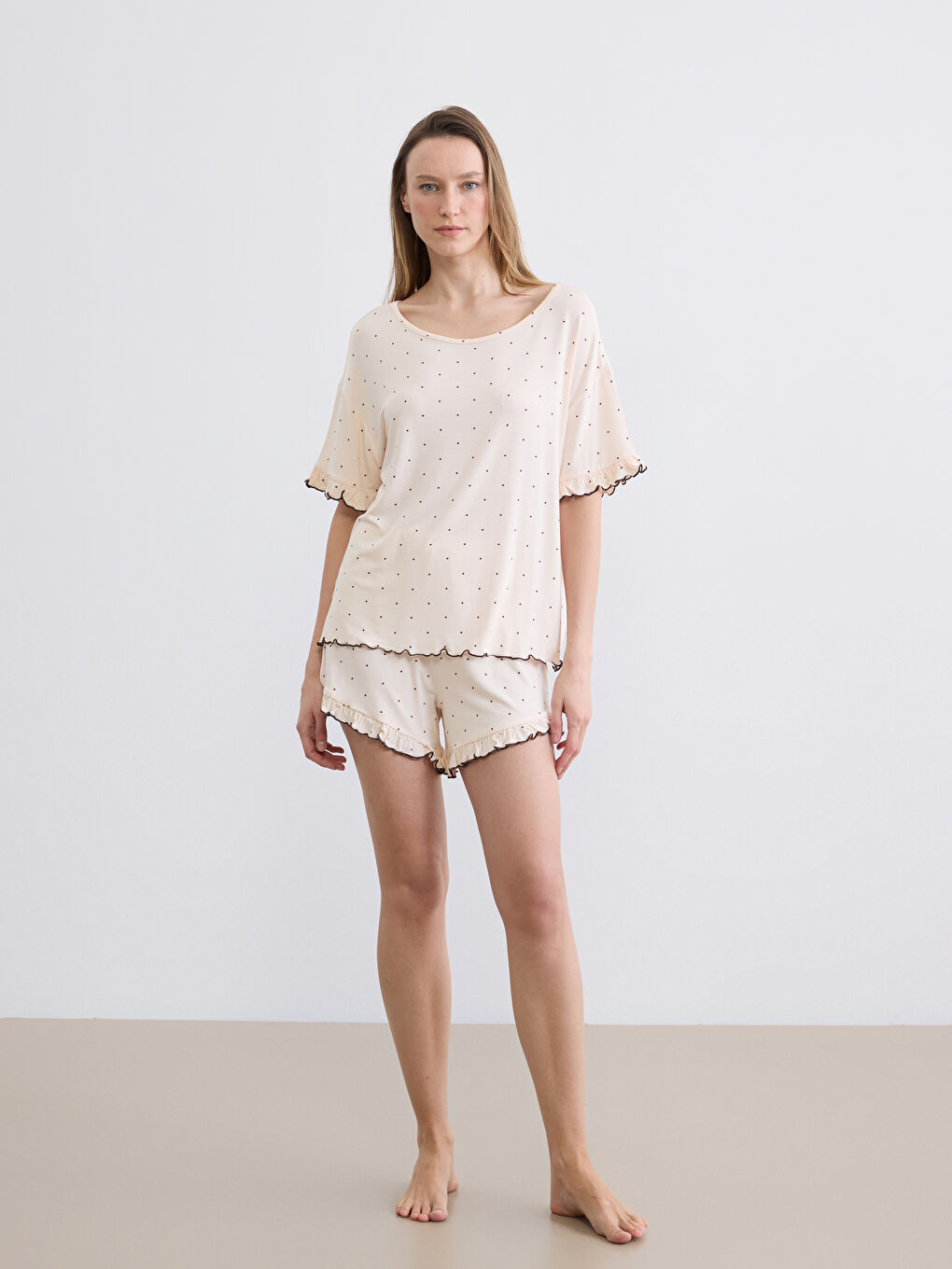 Bej Bisiklet Yaka Puantiyeli Kadın Şortlu Pijama Takımı-1