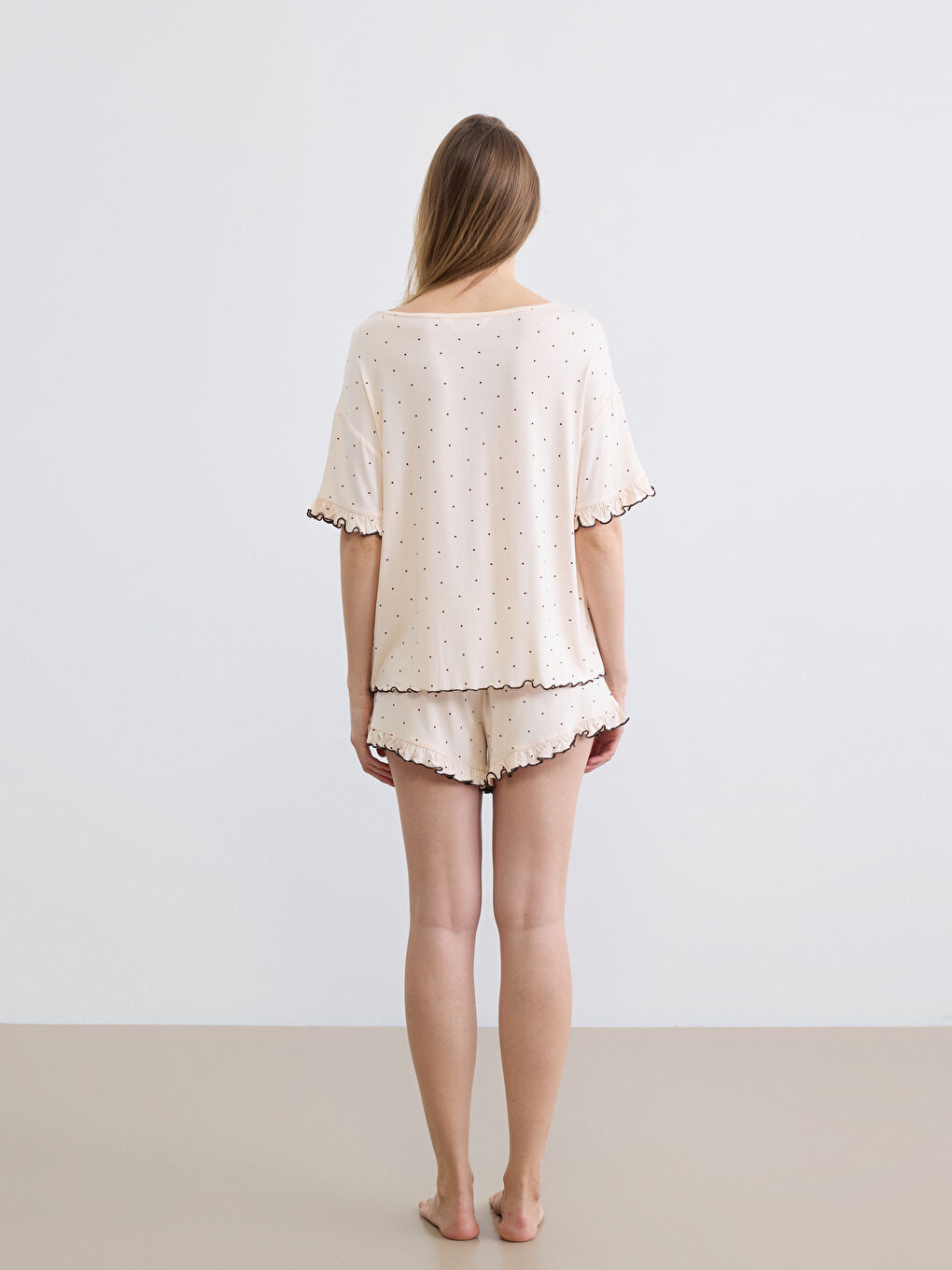 Bej Bisiklet Yaka Puantiyeli Kadın Şortlu Pijama Takımı-3