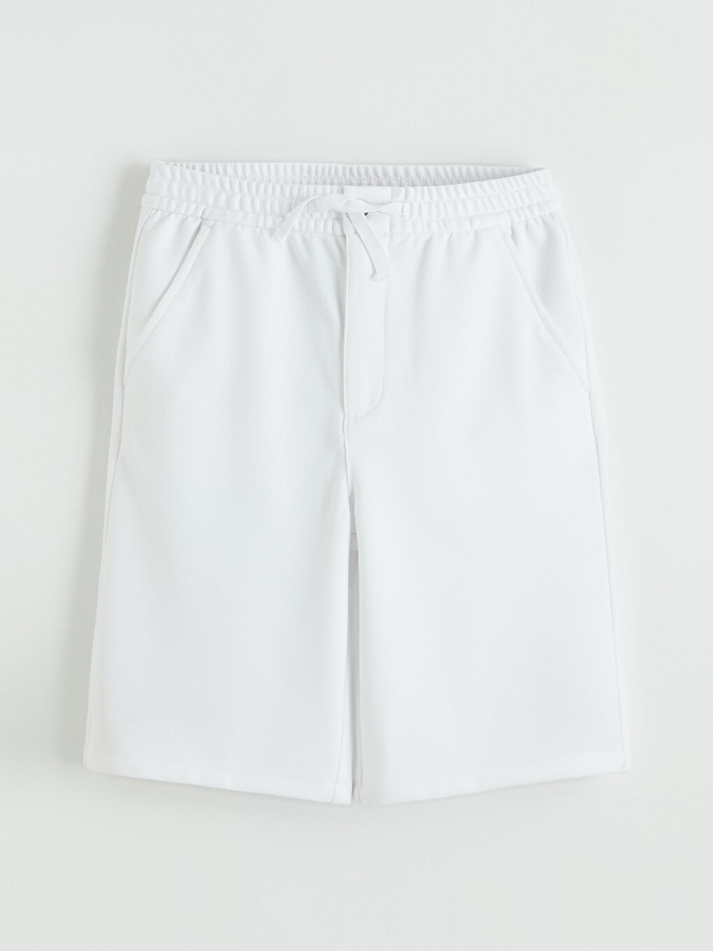 شورت أبيض ولد