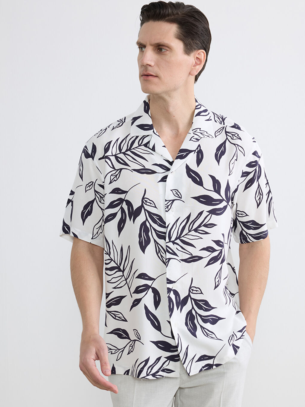 قميص رجالي بقصة عادية منقوش مصنوع من الفيسكوز