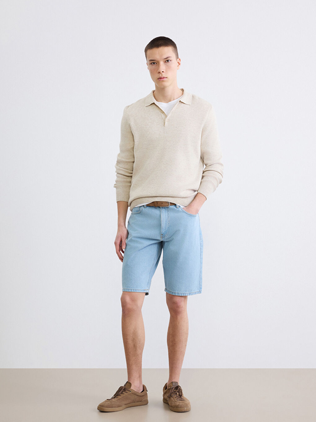 მამაკაცები მუქი ლურჯი ჯინსის შორტები