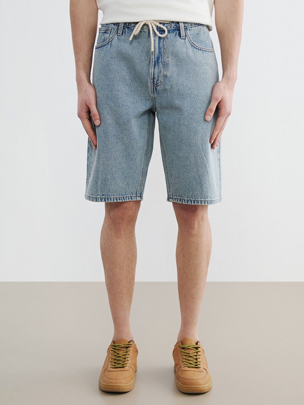 Мъжки дънкови къси панталони с редовна кройка-1