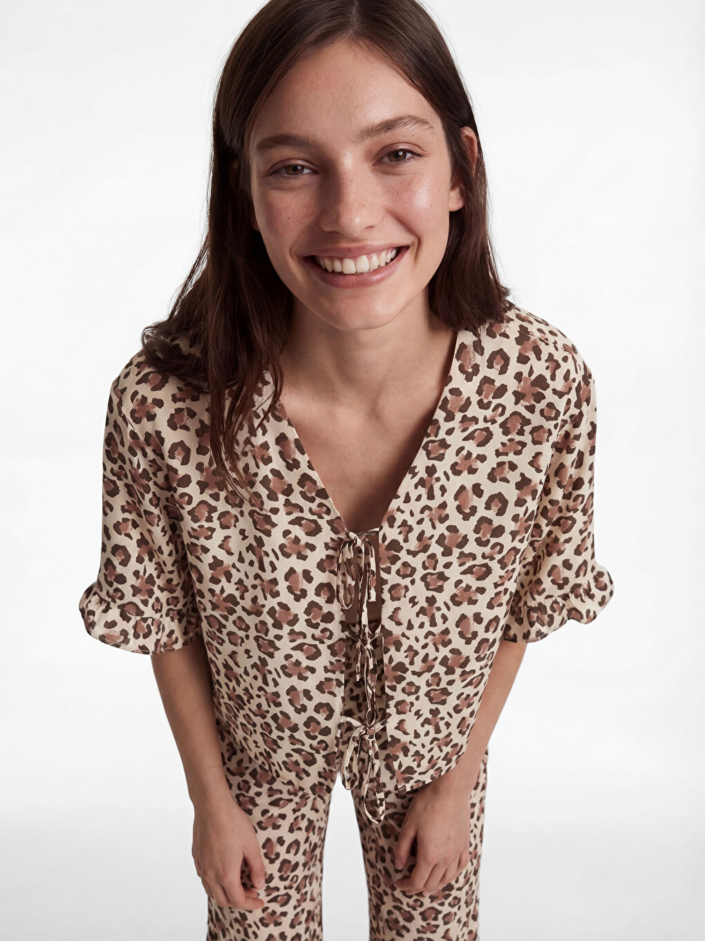 Ekru V Yaka Leopar Desenli Kadın Pijama Takımı