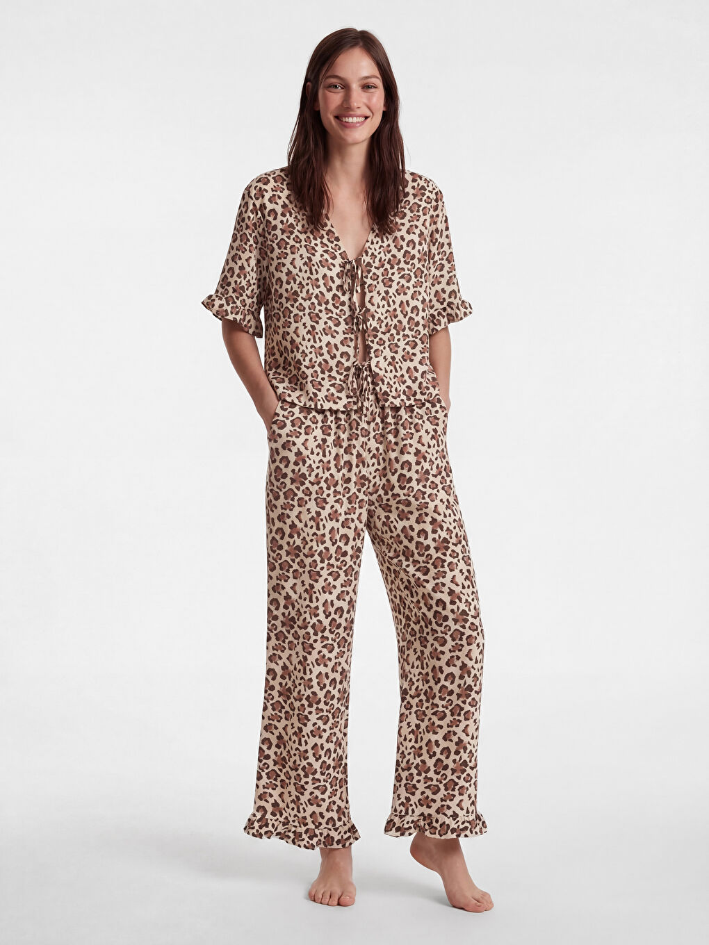 Ekru V Yaka Leopar Desenli Kadın Pijama Takımı-1