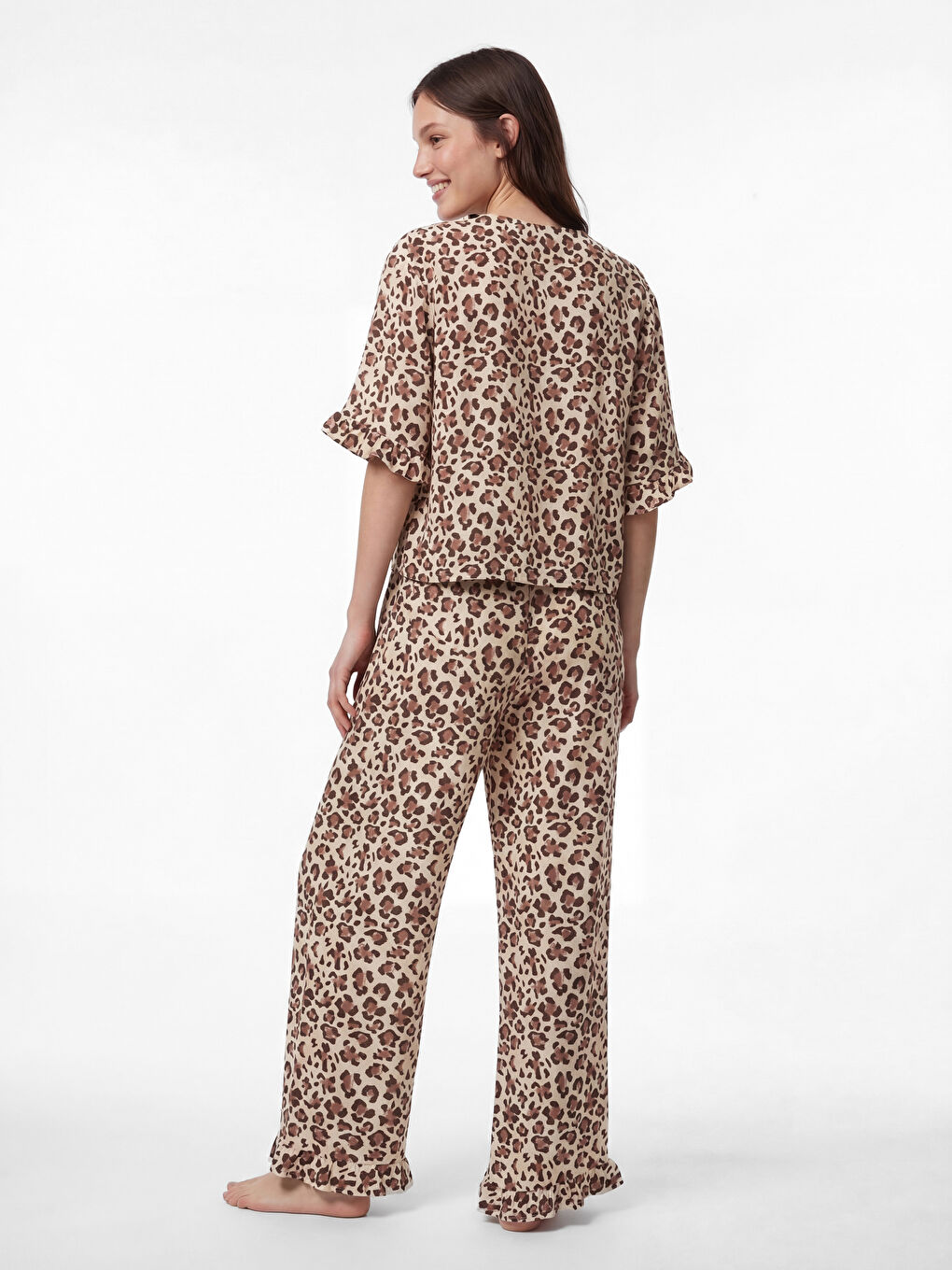 Ekru V Yaka Leopar Desenli Kadın Pijama Takımı-3
