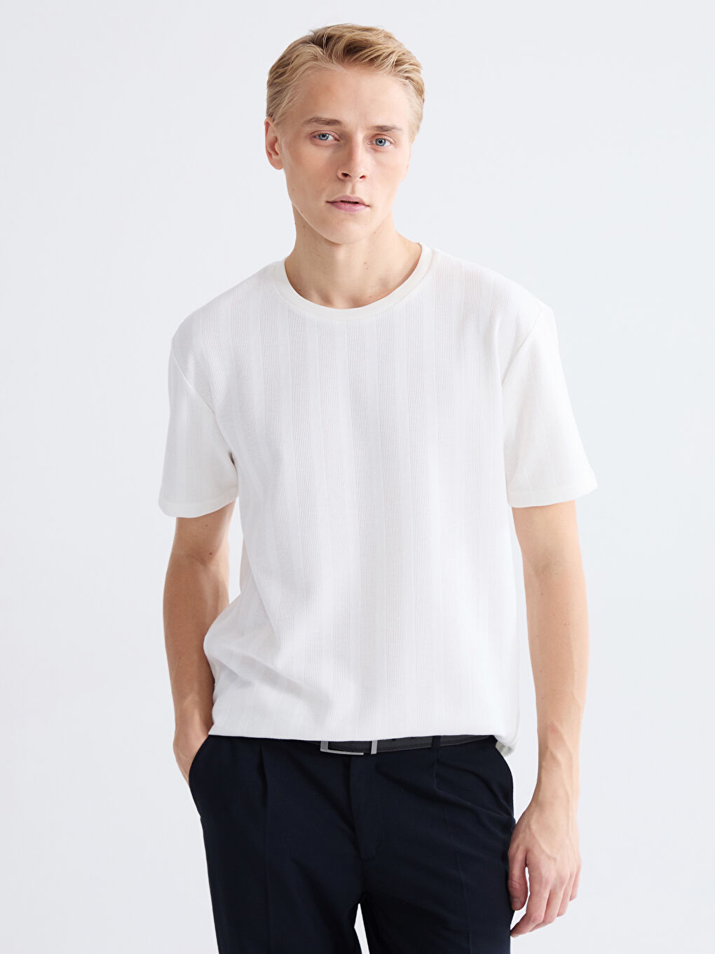 Men's textured T-shirt with a crew neck.