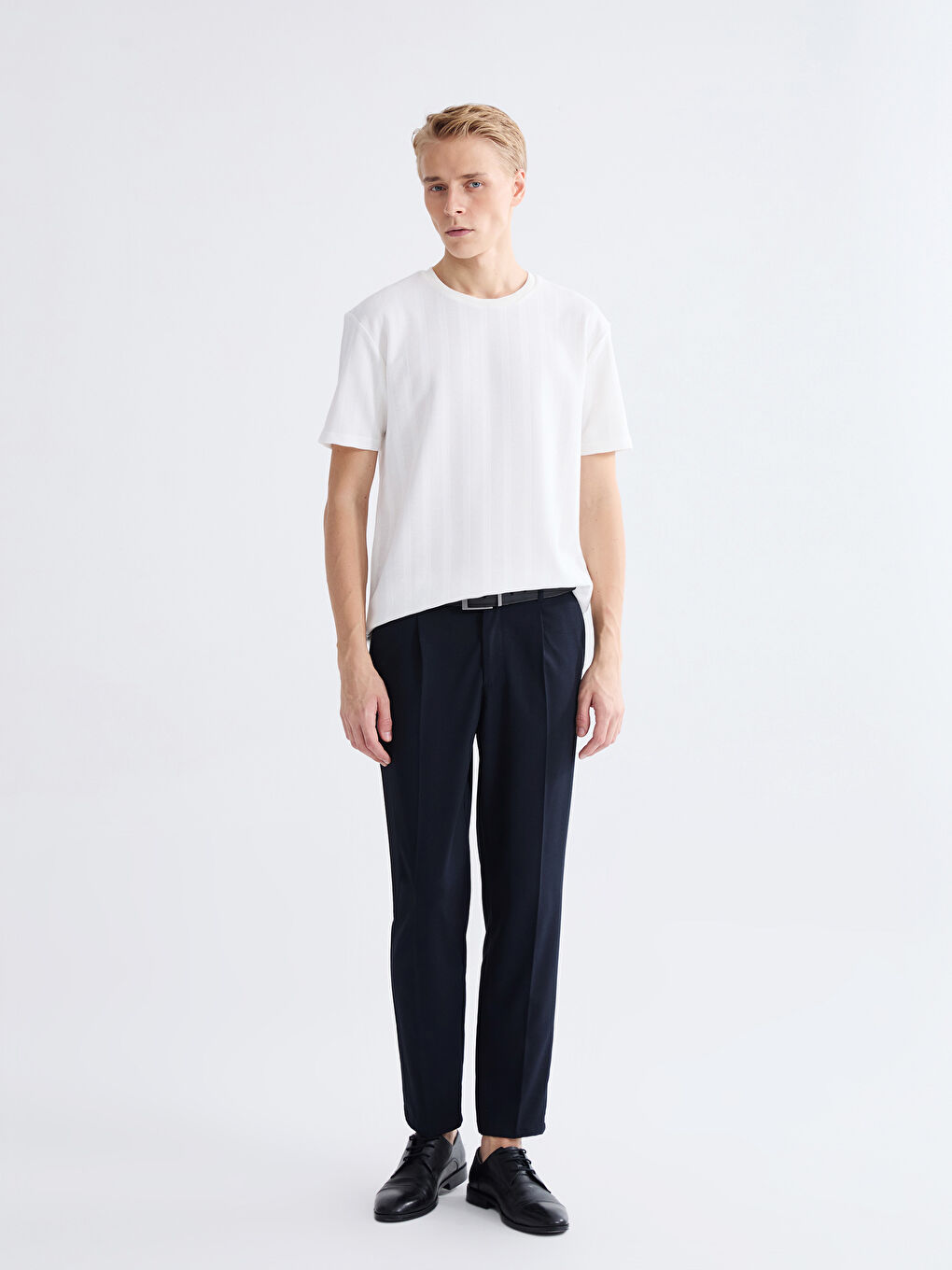 Men's textured T-shirt with a crew neck.-1