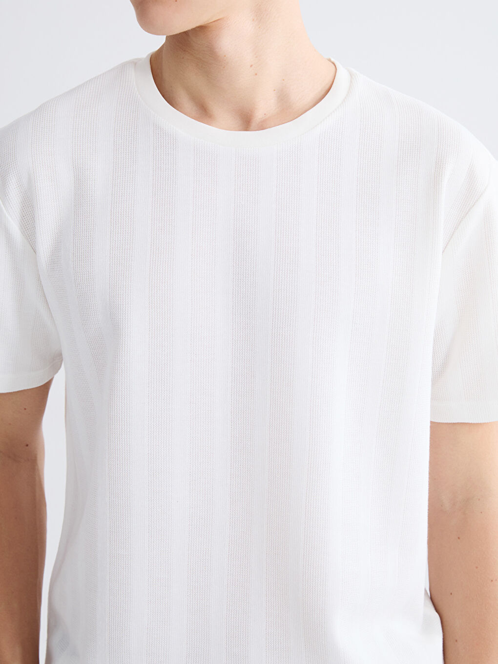 Men's textured T-shirt with a crew neck.-2