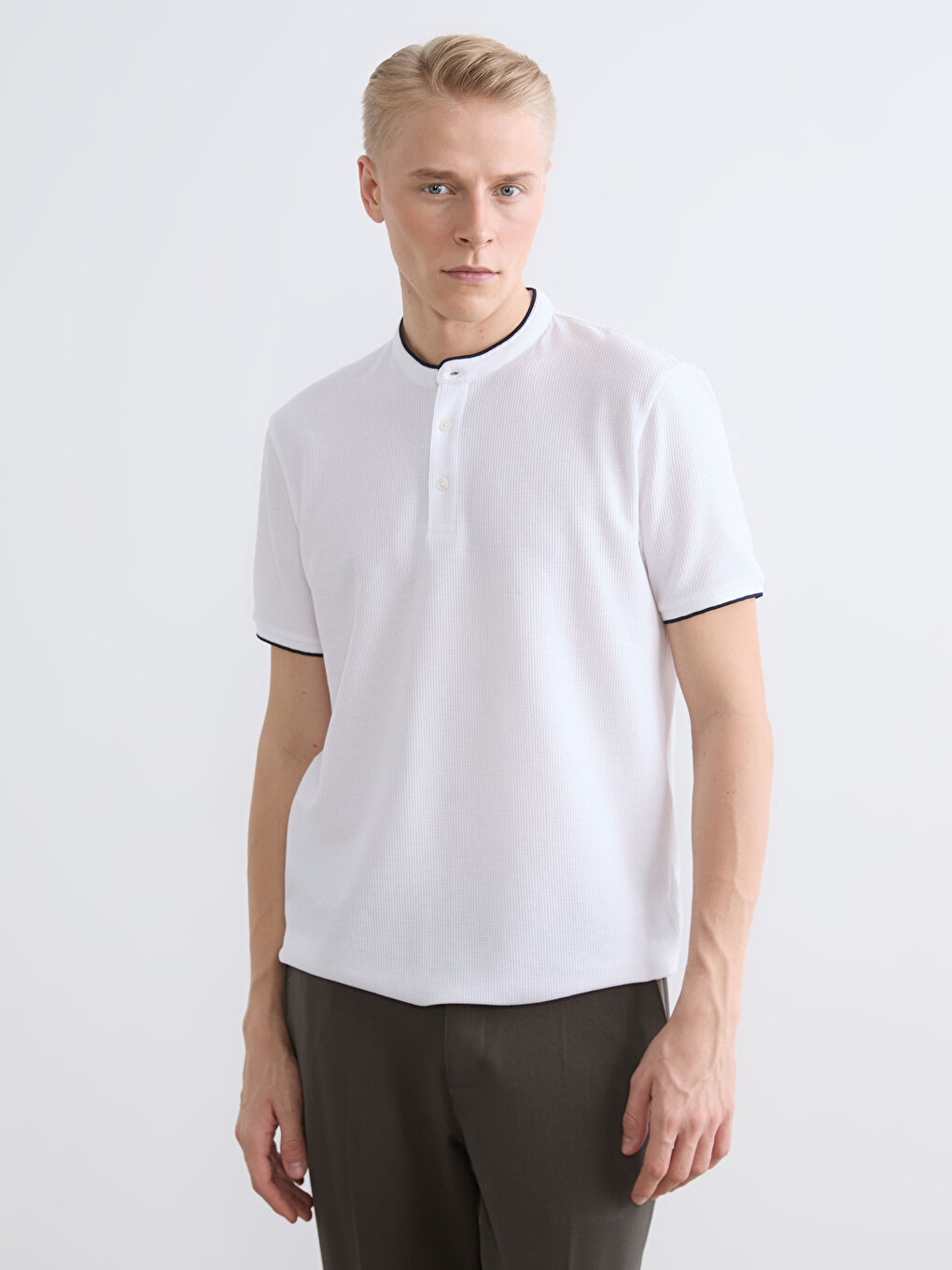 Футболка с воротником-стойкой для него