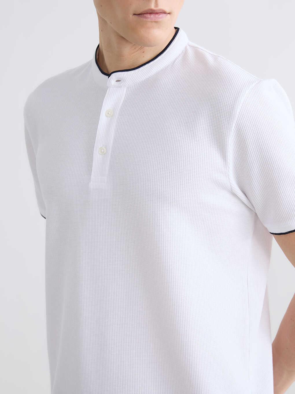 Футболка с воротником-стойкой для него-2