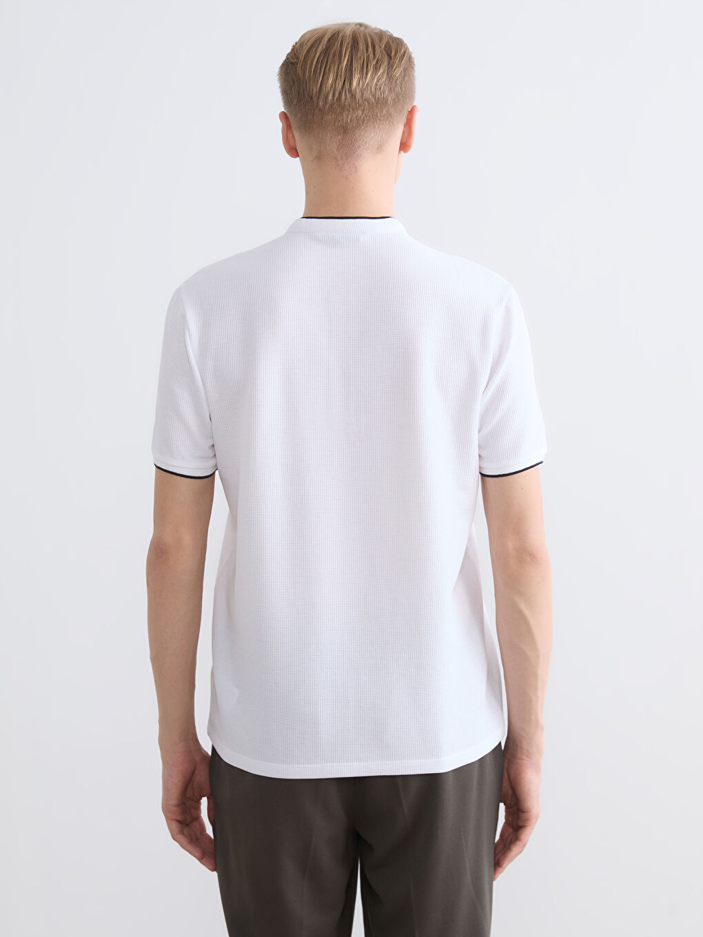 Футболка с воротником-стойкой для него-3