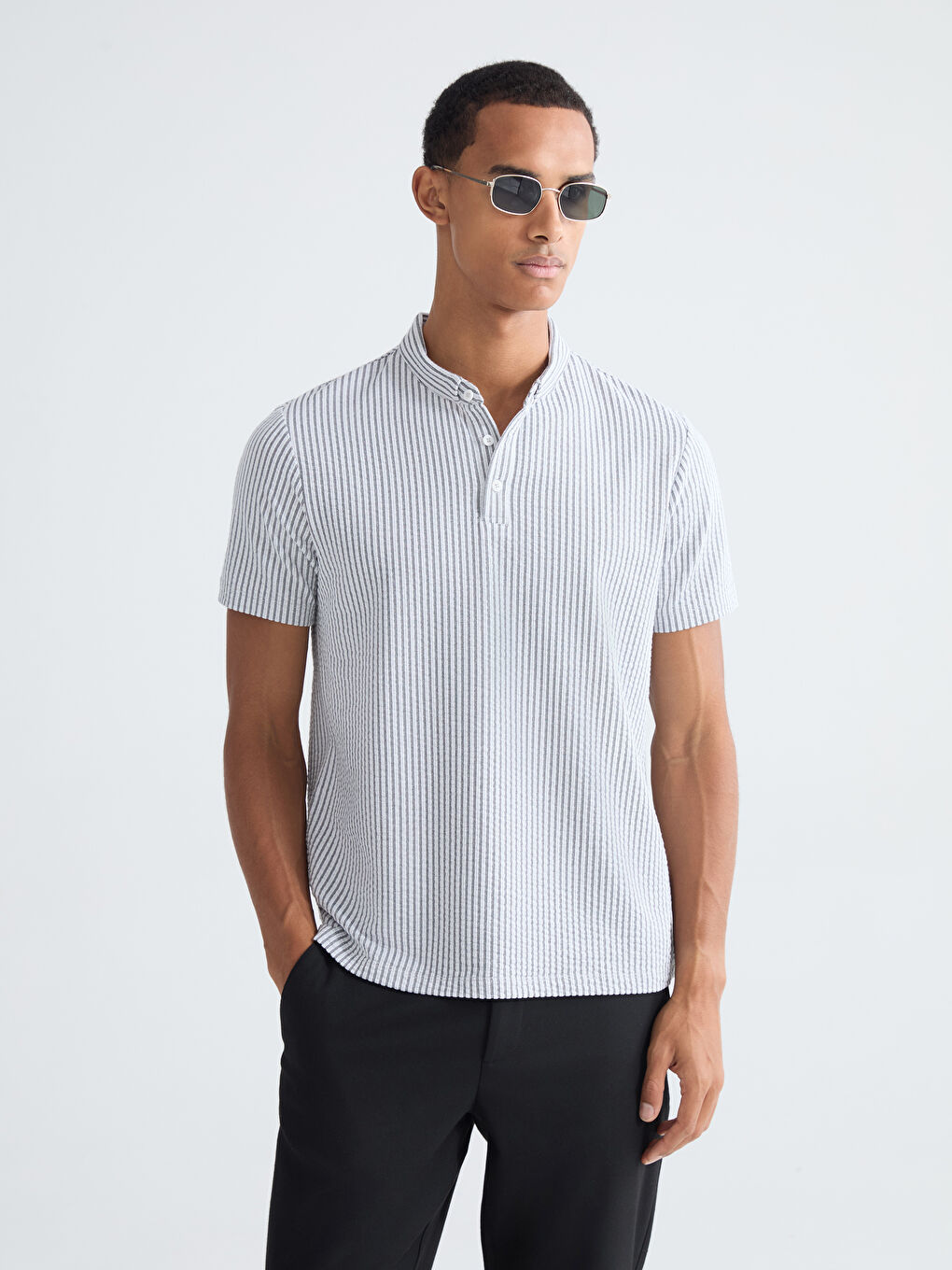 Siyah Hakim Yaka Çizgili Erkek Tişört