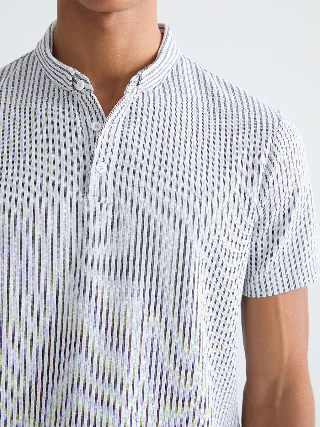 Siyah Hakim Yaka Çizgili Erkek Tişört-2