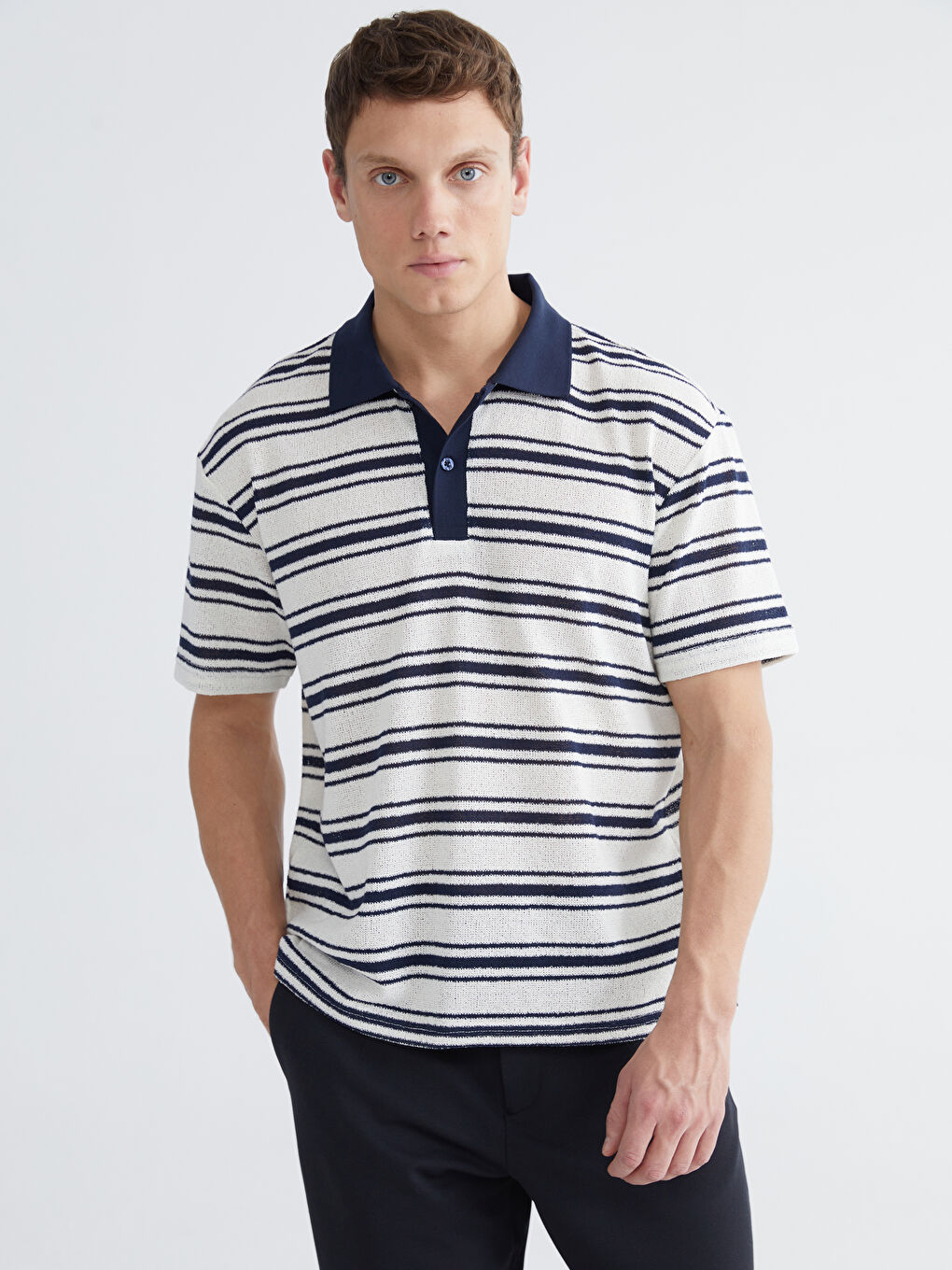 Раиран трикотажен тениска с яка тип поло за мъже