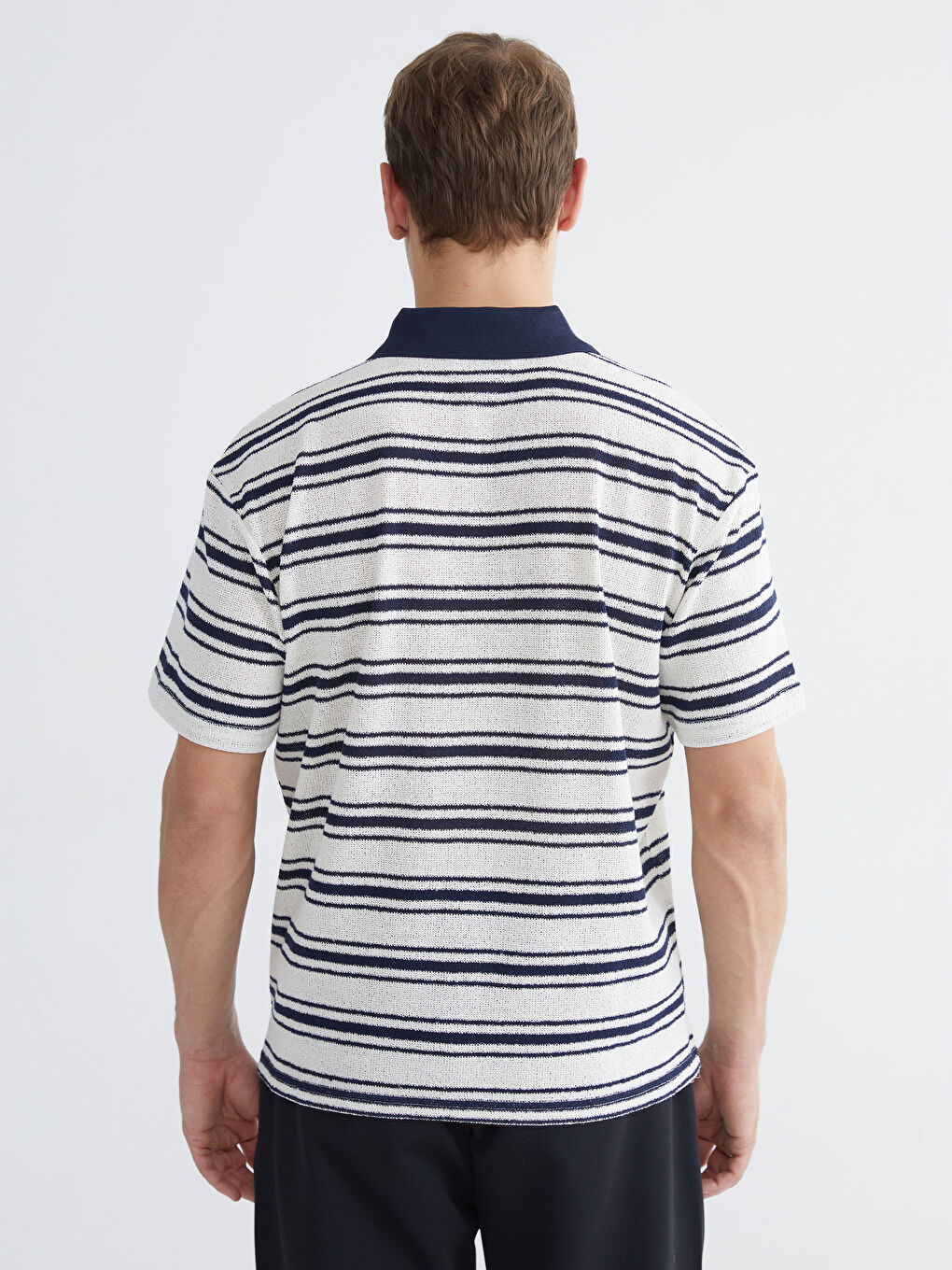 Раиран трикотажен тениска с яка тип поло за мъже-3