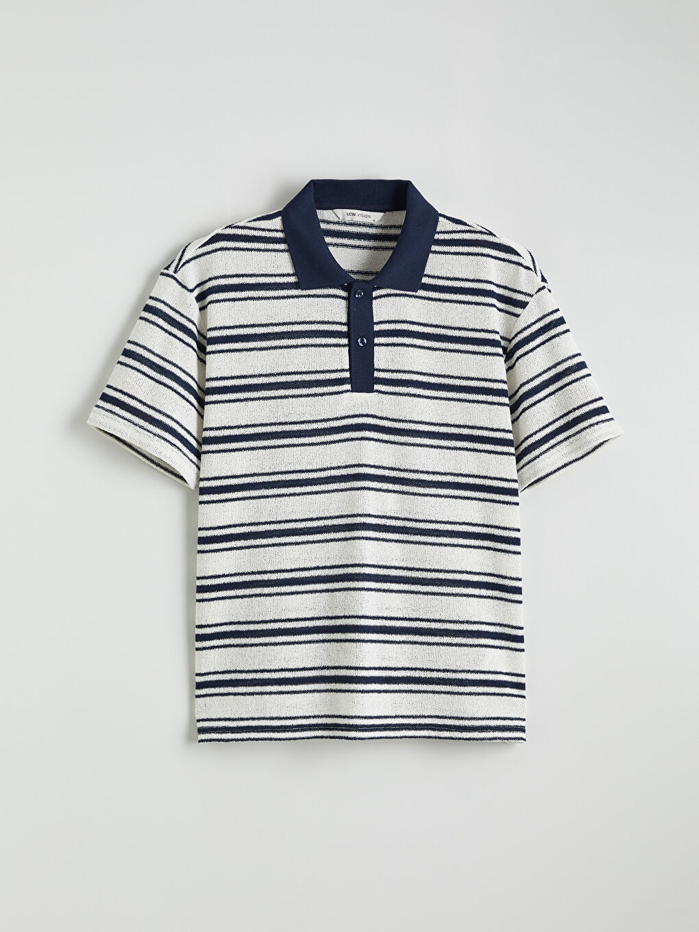 Раиран трикотажен тениска с яка тип поло за мъже-4