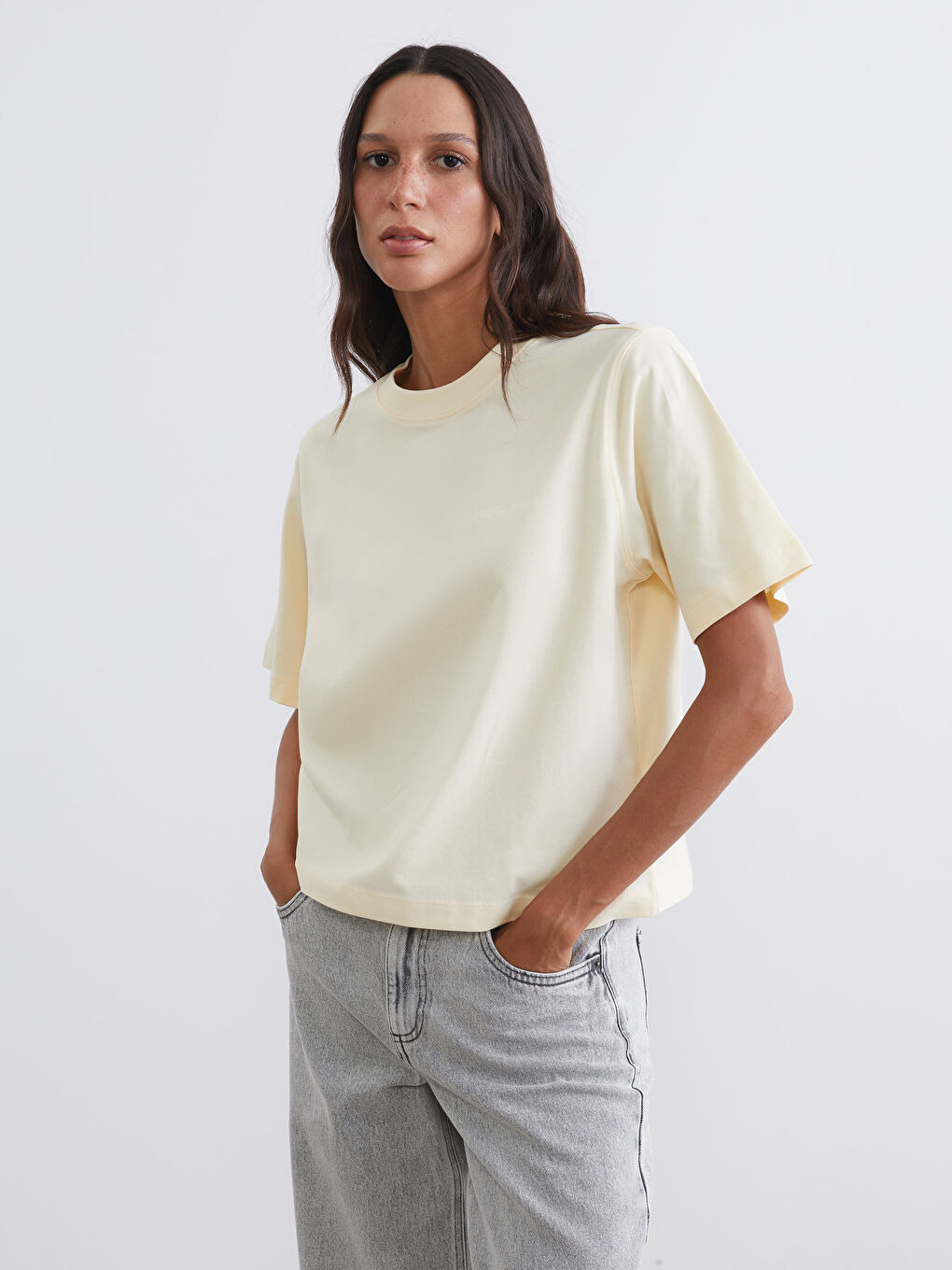 Bej Bisiklet Yaka Kadın Tişört	