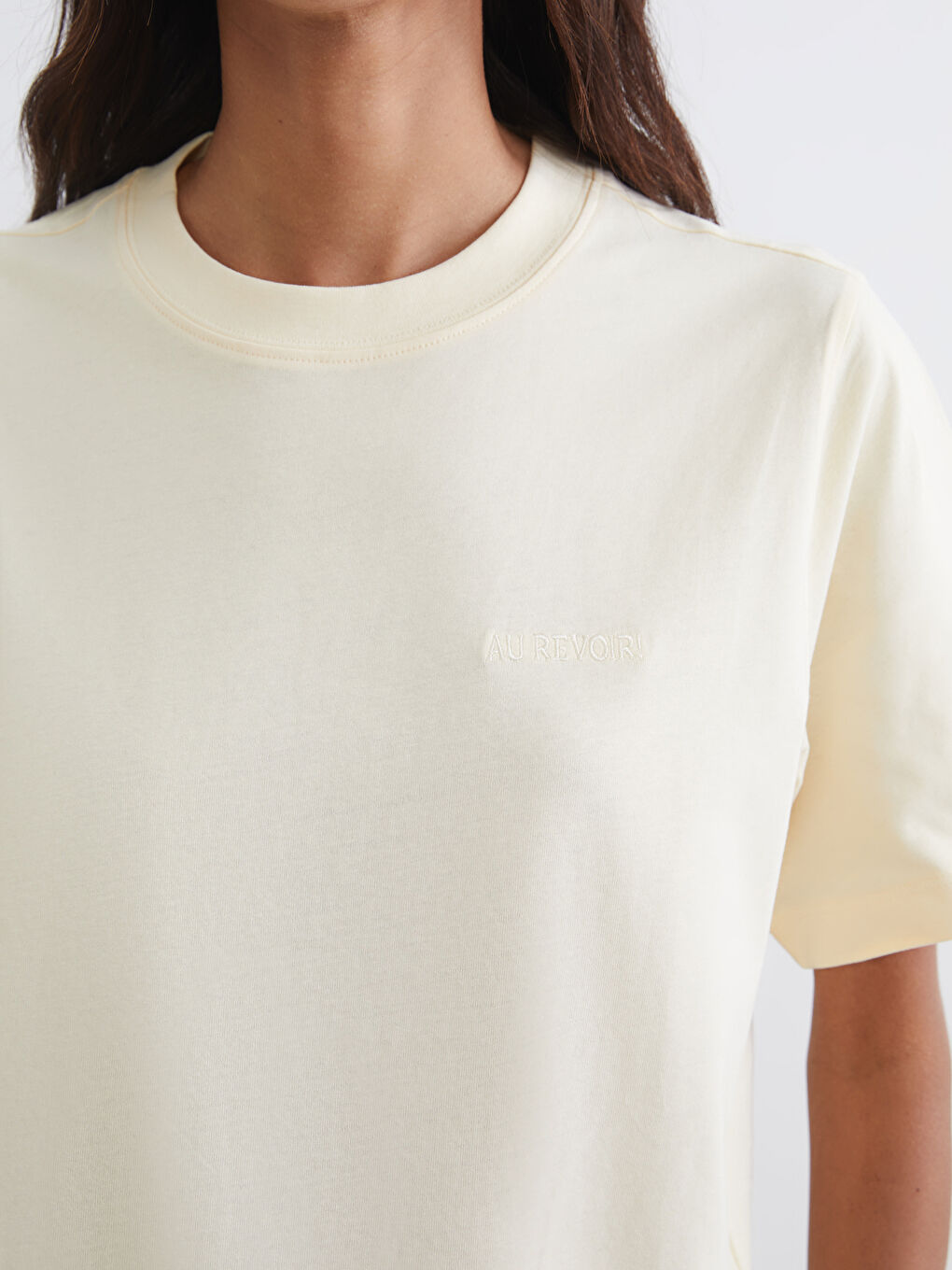 Bej Bisiklet Yaka Kadın Tişört	-2