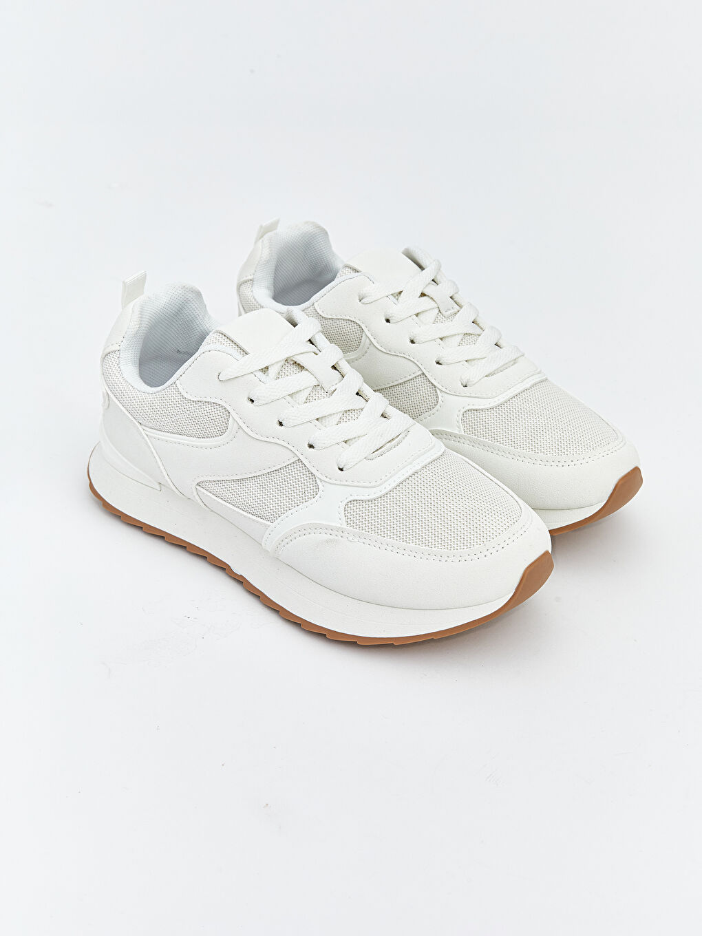 Женские кроссовки на шнурках с сетчатой вставкой