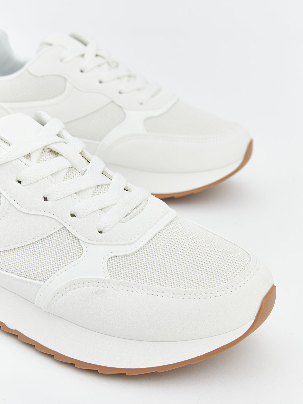 Женские кроссовки на шнурках с сетчатой вставкой-2