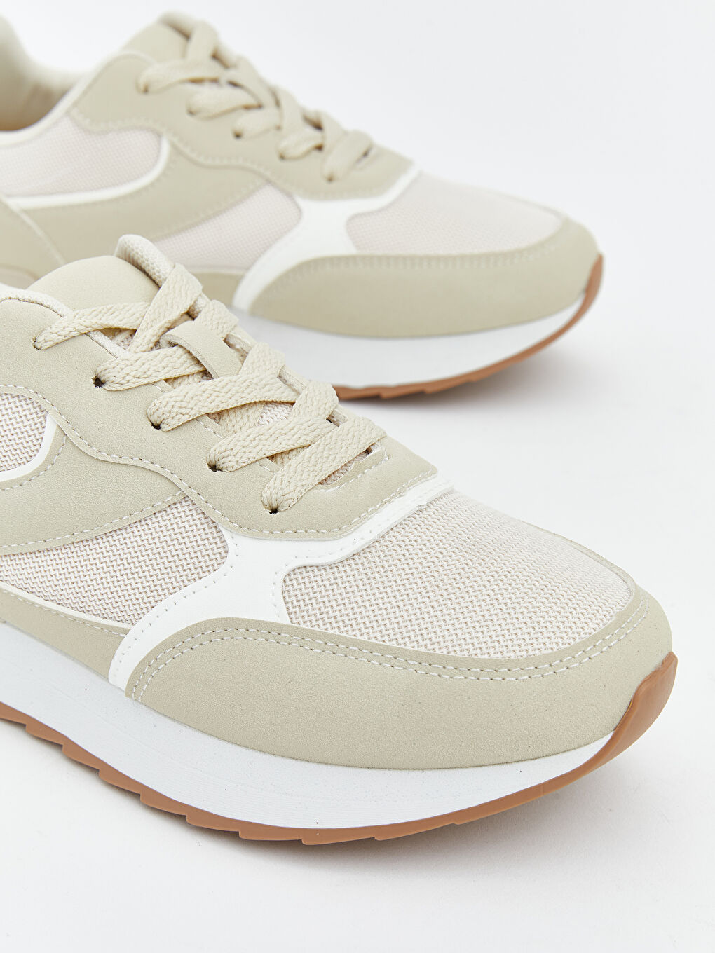 Жіночі кросівки зі шнурівкою та сітчастими вставками-2