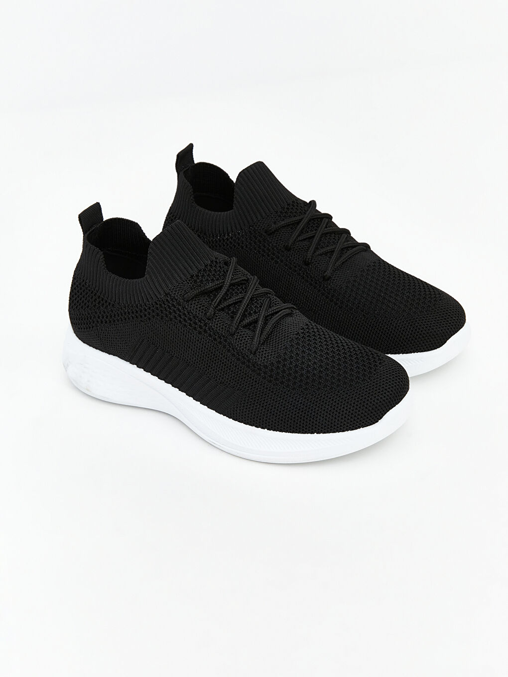 ქალის თასმიანი კედები ბადის დეტალით