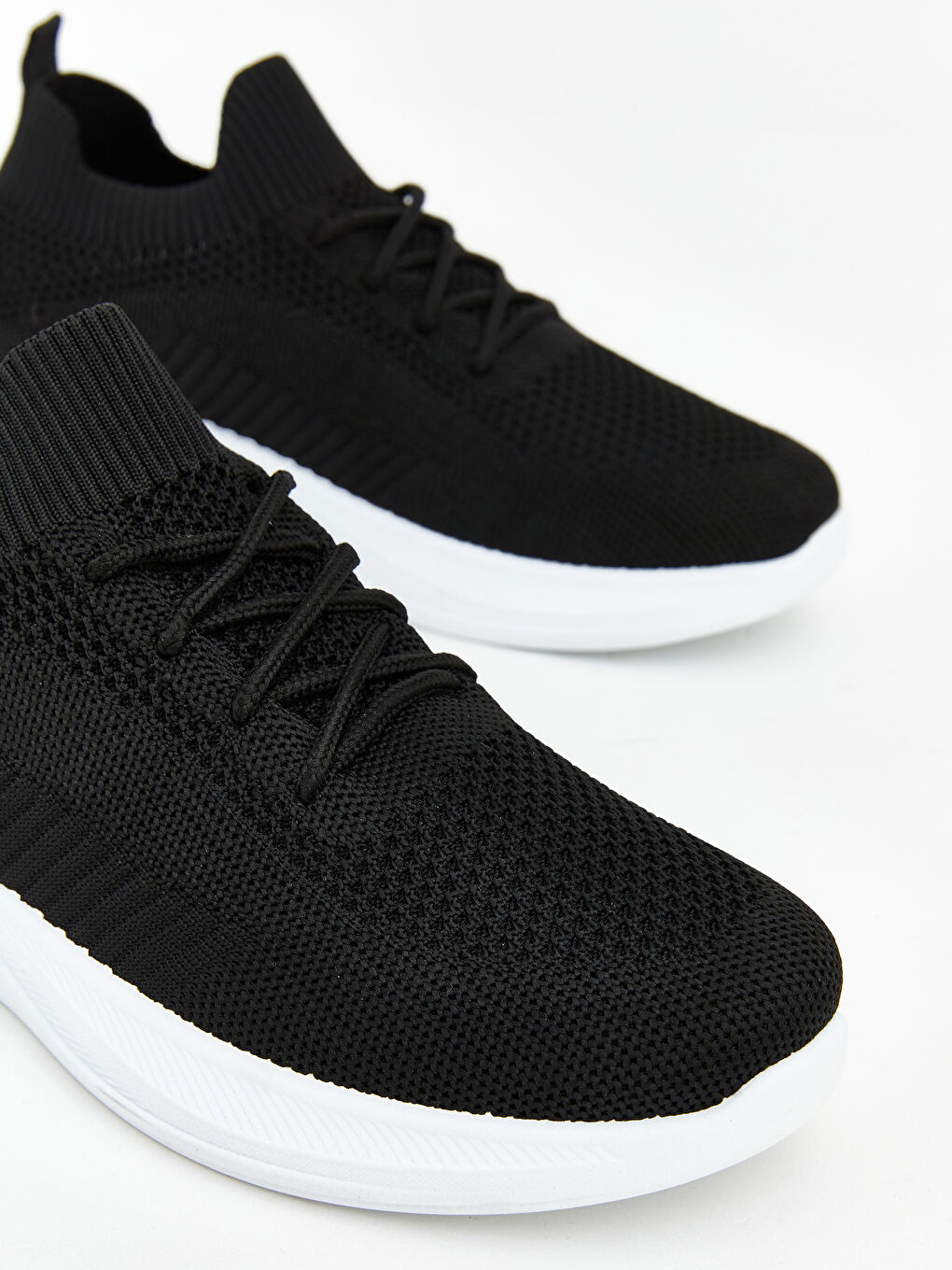 ქალის თასმიანი კედები ბადის დეტალით-2