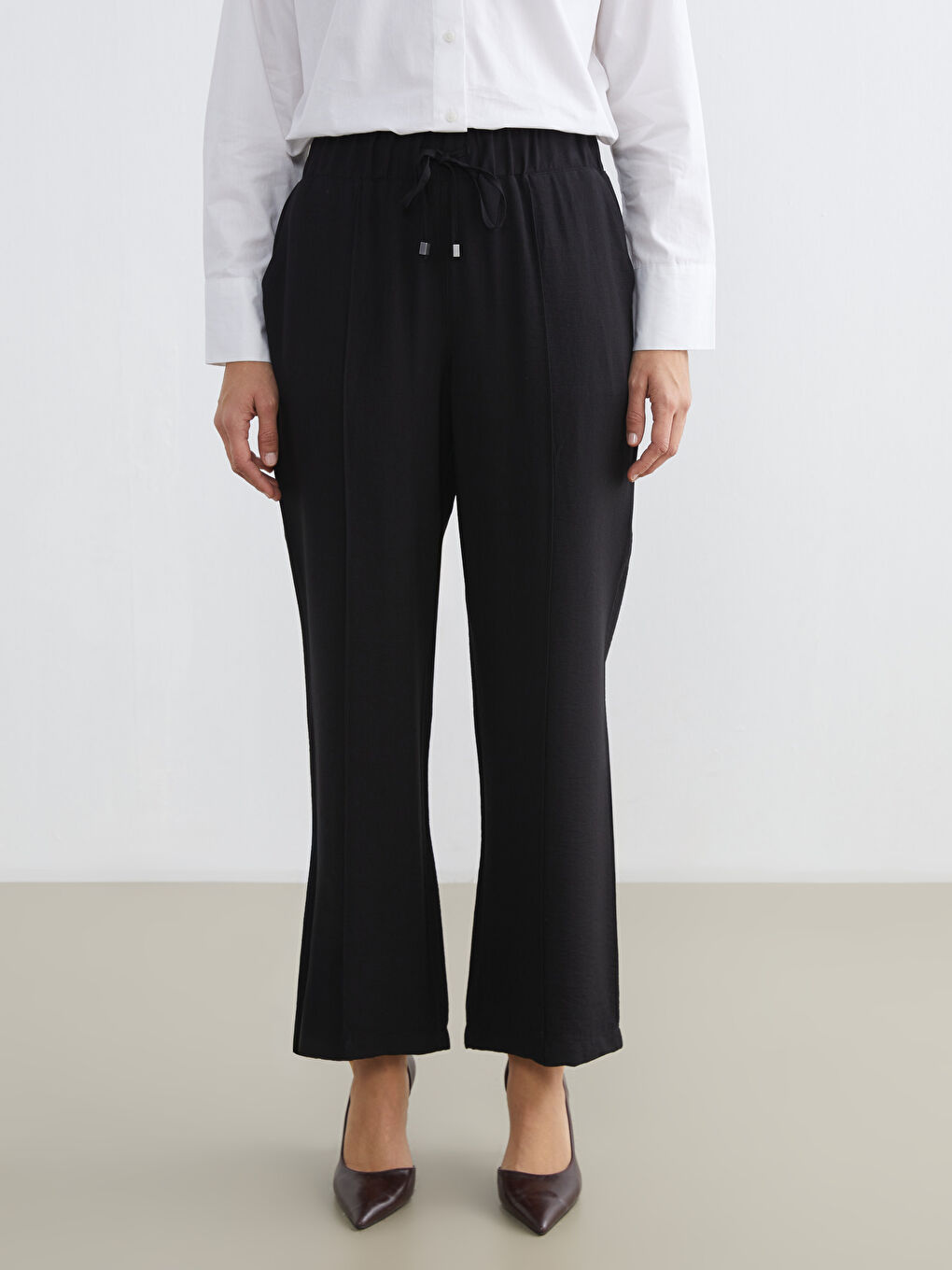 Effortless elegance meets everyday comfort in our wide-leg trousers with an elasticated waistband.-1