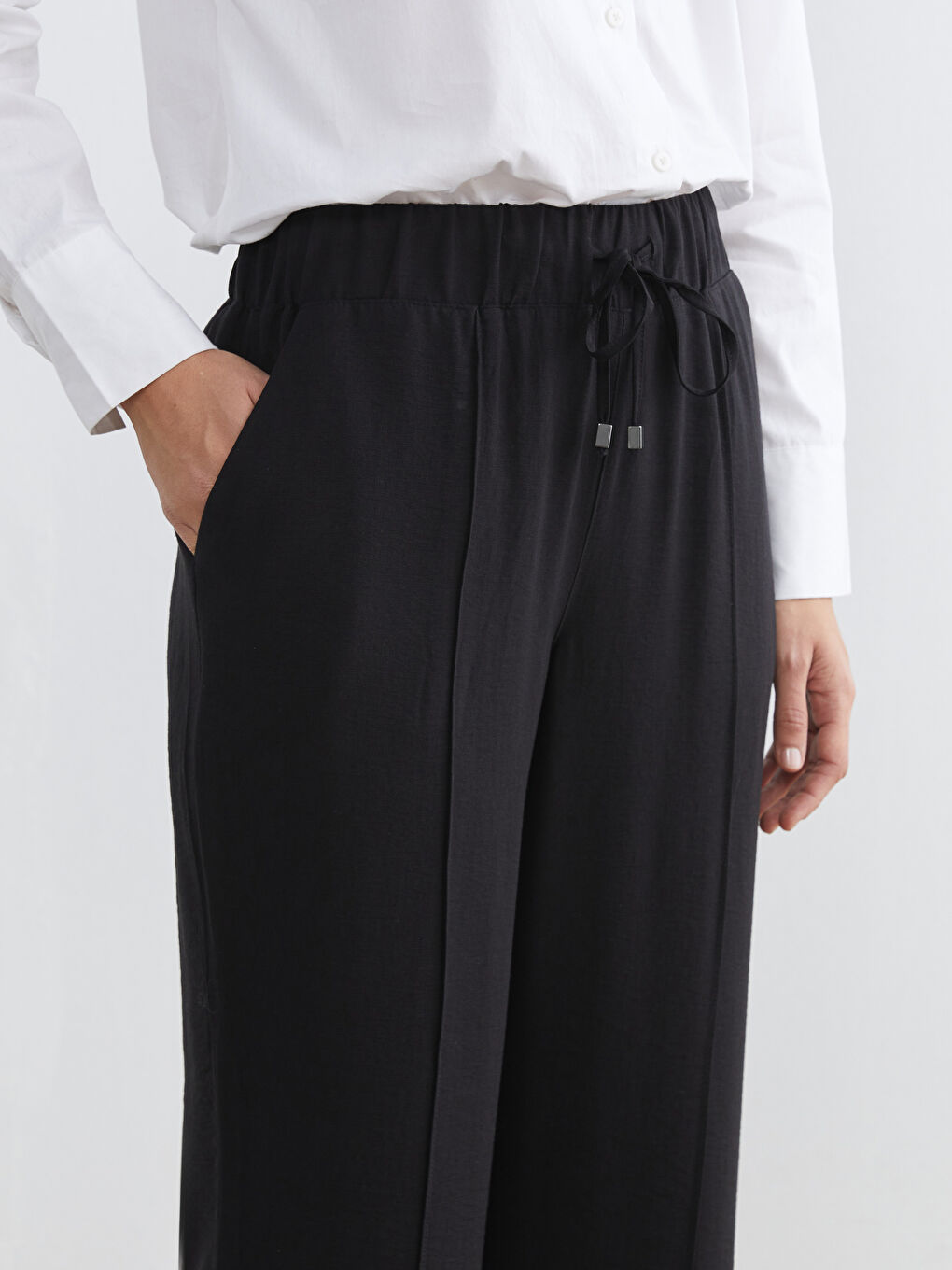 Effortless elegance meets everyday comfort in our wide-leg trousers with an elasticated waistband.-2