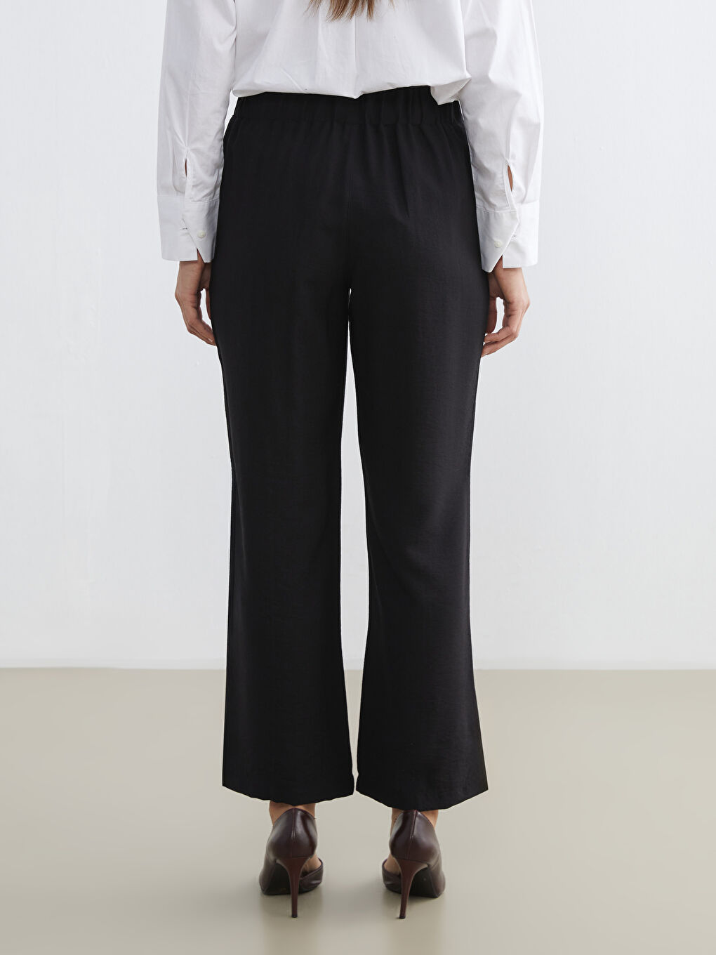 Effortless elegance meets everyday comfort in our wide-leg trousers with an elasticated waistband.-3