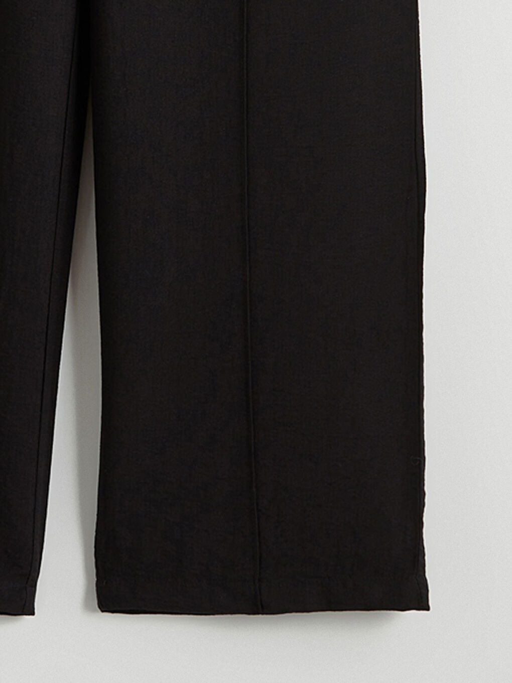 Effortless elegance meets everyday comfort in our wide-leg trousers with an elasticated waistband.-5
