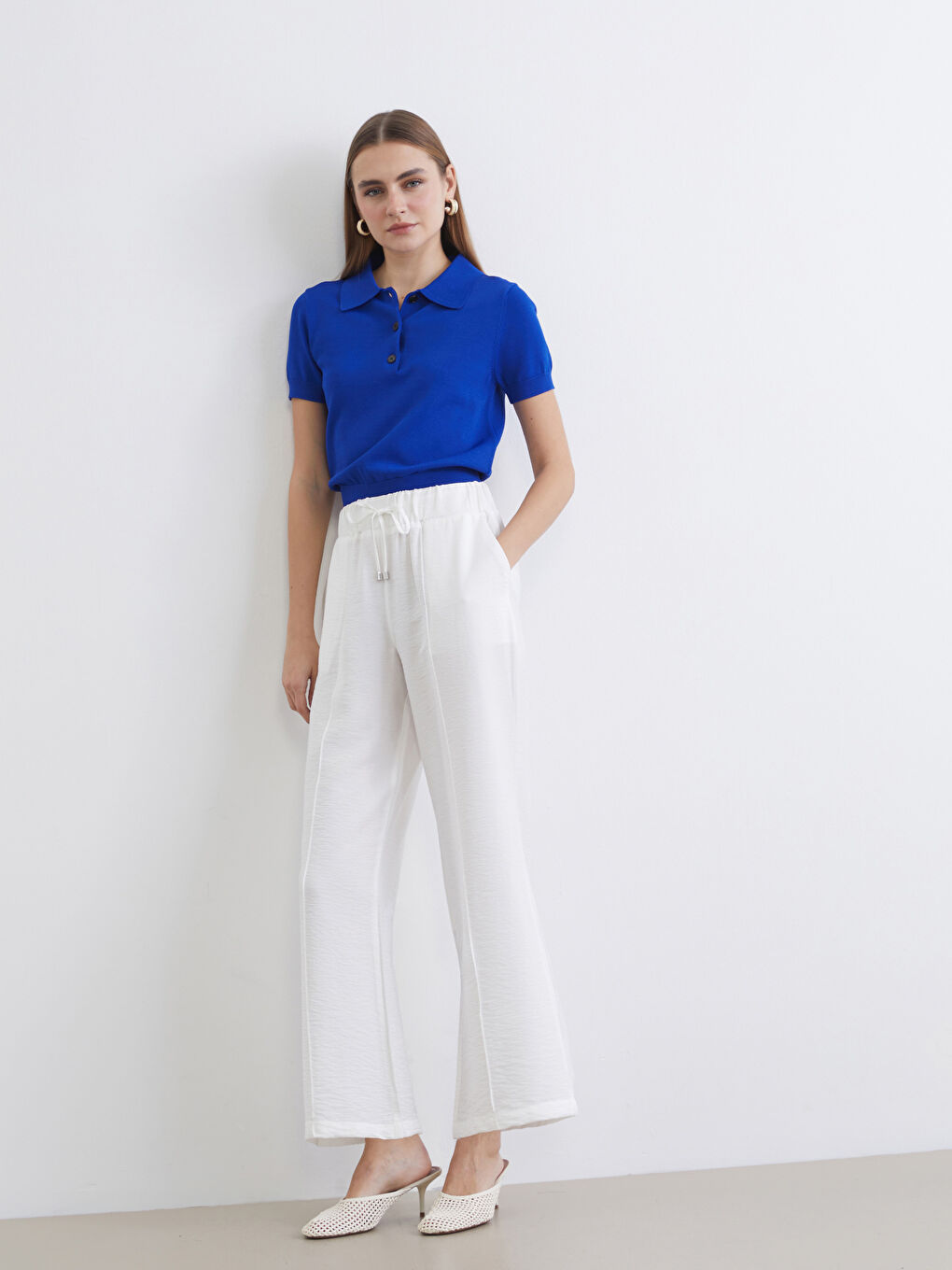 Effortless elegance meets everyday comfort in our wide-leg trousers with a flattering elasticated waist.