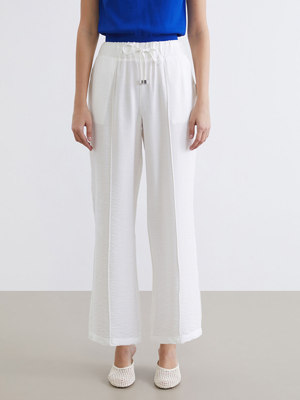 Effortless elegance meets everyday comfort in our wide-leg trousers with a flattering elasticated waist.-1